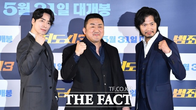 이준혁, 마동석, 아오키 무네타카(왼쪽부터)가 9일 서울 강남구 메가박스 코엑스에서 열린 영화 '범죄도시3' 제작보고회에 참석해 주먹을 불끈 쥔 포즈를 취하고 있다. /박헌우 기자