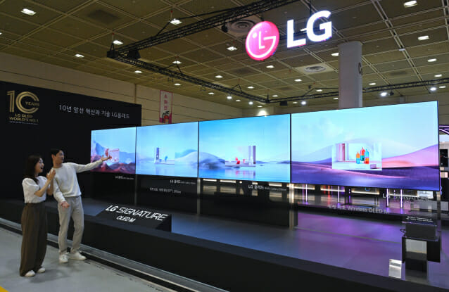 서울 코엑스에서 열린 '월드IT쇼 2023'에서 관람객들이 LG전자 TV를 체험하고 있다.(사진=LG전자)