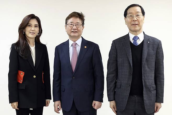3월 2일 열린 ‘2023~2024 한국방문의 해’ 민·관 전략 간담회에서 (왼쪽부터) 한국방문의 해 위원회 신임 이부진 위원장(호텔신라 사장)과 박보균 문화체육관광부 장관, 김장실 한국관광공사 사장이 기념촬영하고 있다. [사진제공=문화체육관광부]