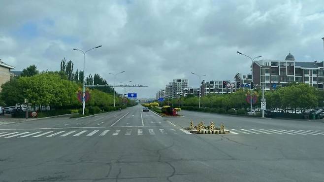 중국 네이멍구 어얼둬쓰 도심의 모습. 기존에 알려진 것보다 도로와 조경이 깔끔하고 환경이 양호하다. 다만 중국의 일반적인 대도시와 비교해 인도와 차도 모두 매우 한산하다. (사진 출처= 김현정)