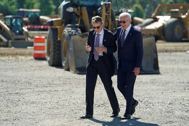 조 바이든 미국 대통령(사진 오른쪽)과 함께 걷고 있는 팻 겔싱어 인텔 최고경영자(CEO) [이미지출처=로이터연합뉴스]