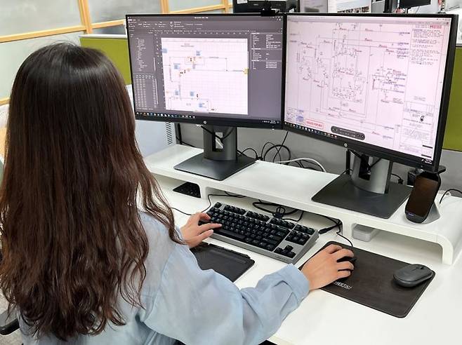 현대엔지니어링 직원이 ‘공정 배관 계장도(P&ID) 자동 인식 시스템’을 이용한 설계 도면 인식 테스트를 진행하고 있다.[사진 제공=현대엔지니어링]