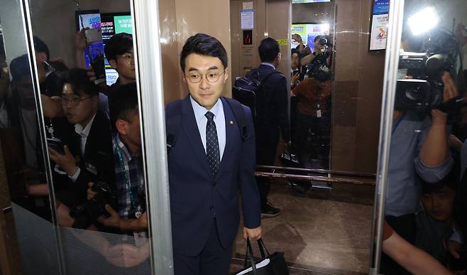 김남국 의원이 31일 오후 국회 의원회관 의원실을 나와서 취재진 질문에 답한 뒤 엘리베이터에 탄 모습. /뉴스1