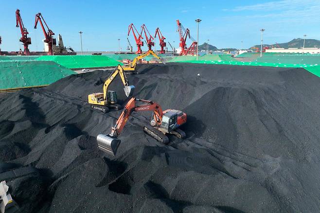지난 24일 중국 동부 장수성 항구에서 석탄을 옮기고 있는 굴착기의 모습./AFP 연합뉴스