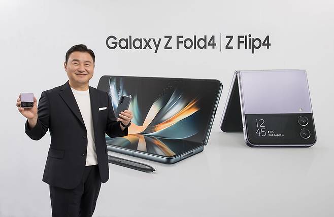 노태문 삼성전자 MX사업부장 사장이 폴더블 스마트폰 '갤럭시 Z 플립4(Galaxy Z Flip4)'와 '갤럭시 Z 폴드4(Galaxy Z Fold4)'를 들고있다./뉴스1