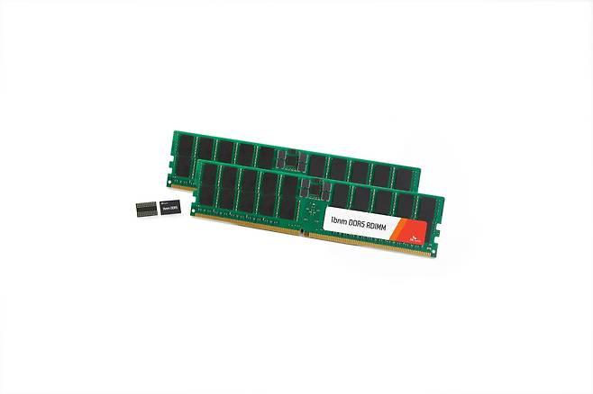 SK하이닉스 10나노급 5세대(1b) DDR5 서버용 D램 모듈. /SK하이닉스 제공