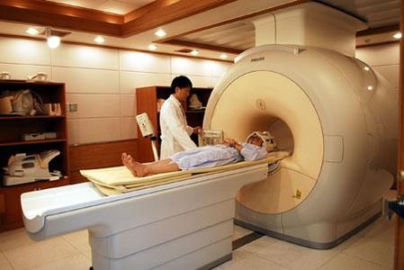 MRI 검사가 미세한 암 세포까지 진단할 수 있는 기술로 진화를 거듭하고 있다. MRI는 자기장을 이용해 수소원자의 움직임으로 이상을 발견하는 장비다.