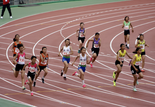 충남 선발 학생들의 400m 계주 경기 모습. 사진=충남교육청 제공