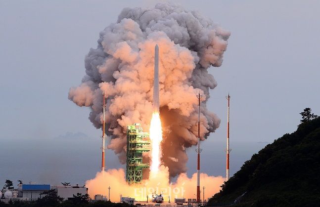 지난 25일 전남 고흥 나로우주센터에서 한국형 우주 발사체 누리호가 발사되고 있다. ⓒ한국항공우주연구원