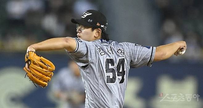 2023 프로야구 신인 드래프트 전체 1순위 지명선수 김서현(한화)은 미국 스프링캠프 기간 벌어진 ‘인스타그램 험담 사건’으로 
팬들 비난에 시달렸지만 팀 선배 정우람의 조언을 받아들이면서 ‘안경 낀 에이스’ 계보를 이을 재목으로 성장하고 있다. 김종원 
스포츠동아 기자 won@donga.com