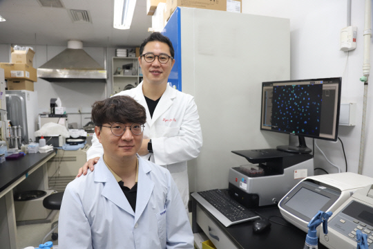 한국생명공학연구원은 폐암 전이가 일어나는 새로운 매커니즘을 규명했다. 연구에 참여한 제1저자 류태영 연구원(앞쪽), 조현수 박사(뒷쪽)



생명연 제공