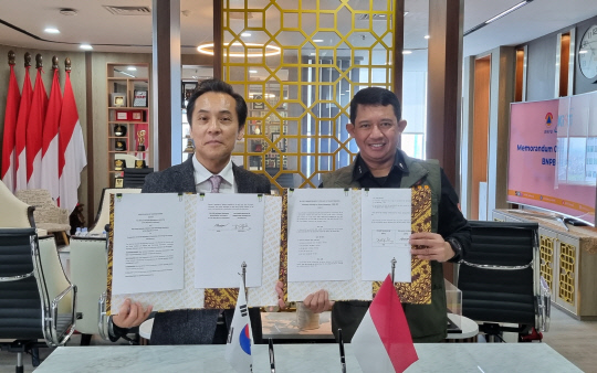 김재수 KISTI 원장(왼쪽)과 수하르얀토 인도네시아 재난관리청장이 31일 인도네시아 현지에서 '슈퍼컴퓨팅 인프라 및 데이터 기반 재난안전 대응 솔루션 구축'을 위한 업무협약을 체결하고 기념촬영을 하고 있다.



KISTI 제공