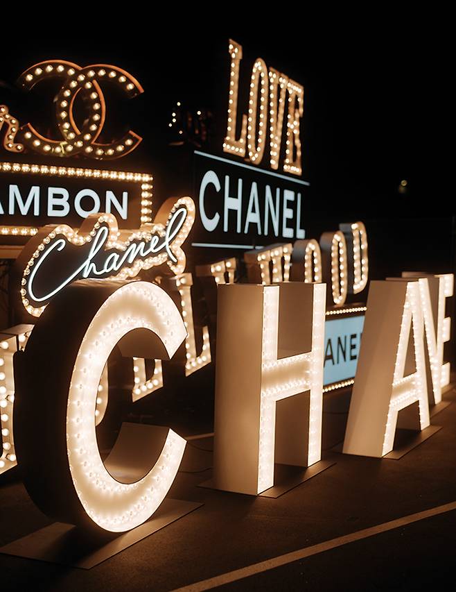 할리우드 조명에서 영감받은 조형물.