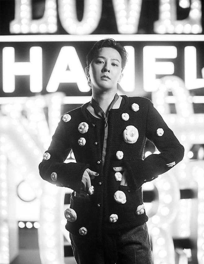 화이트 실크 까멜리아 엠브로이더리 블랙 트위드 재킷을 입고 포즈를 취한 지드래곤