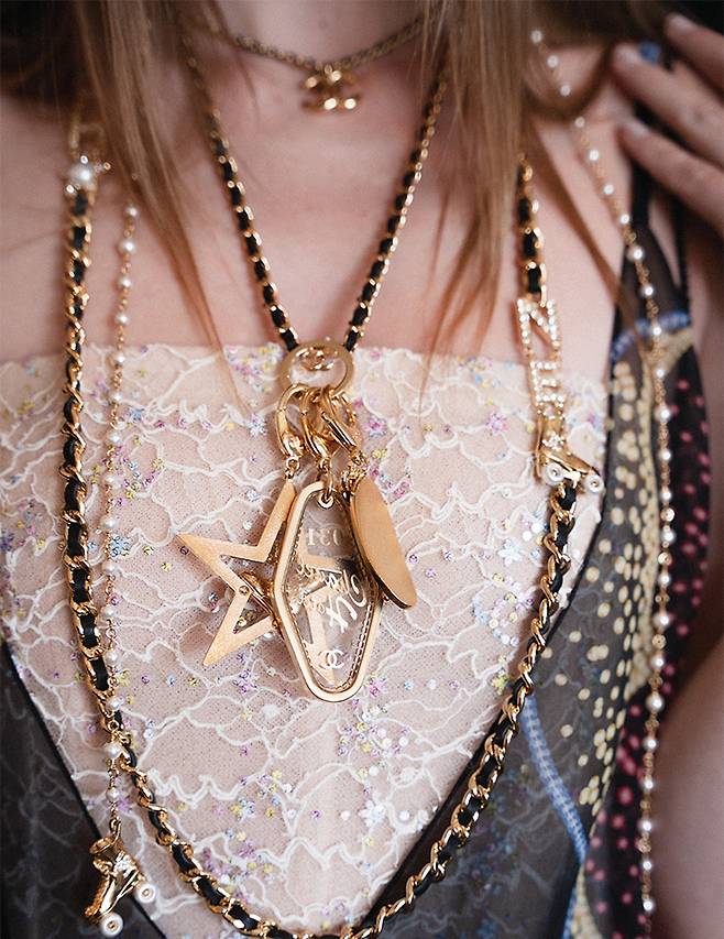 별 모티프와 키 참 장식이 달린 체인 네크리스는 로스앤젤레스의 젊음을 담았다.