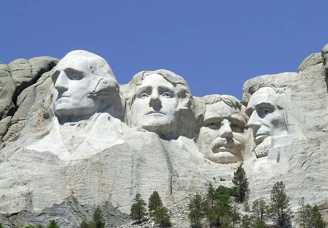 울산시가 기업가 흉상 건립과 관련해 참고하고 있는 미국 사우스다코타주 러시모어산 국립공원에 있는 미국 대통령 얼굴 조각. 조각의 넓이는 5.17㎢, 두상의 길이는 60m이다. 사우스다코타주 러시모어산 국립공원 홈페이지