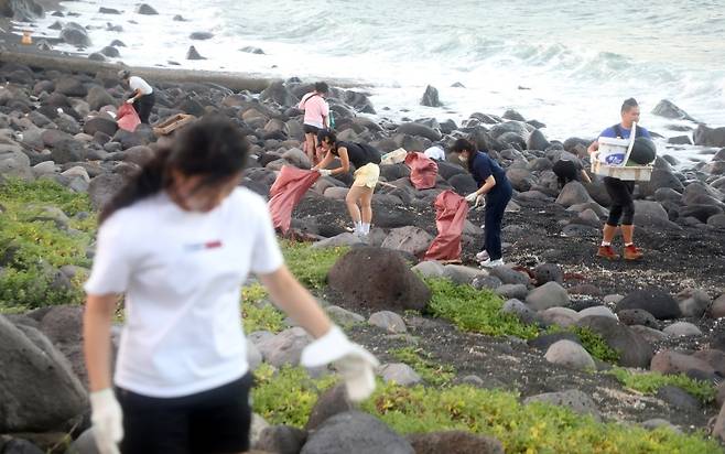 제주 서귀포시 해변에서 ‘다함께 봉그깅’ 캠페인 참가자들이 쓰레기를 줍고 있다.(사진=저작권자(c) 뉴스1, 무단 전재-재배포 금지)