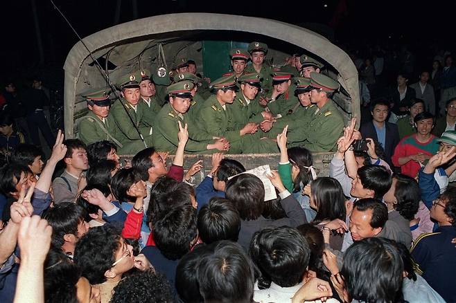 5월20일 : 톈안먼 광장으로 향하던 군인들로 가득 찬 군용 트럭을 막아선 민주화 시위대가 주먹을 들어 브이(V) 자를 그리고 있다. AFP 연합뉴스