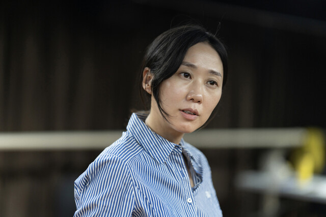 연극 <너의 왼손이 나의 왼손과 그의 왼손을 잡을 때>(정진새 작)를 연습 하는 배우 황은후.