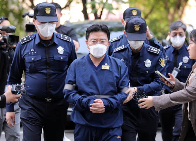 소시에테제네랄(SG)증권발 폭락 사태와 관련해 주가조작을 주도한 의혹을 받는 라덕연 투자자문업체 대표가 11일 서울 양천구 서울남부지방법원에서 열리는 구속 전 피의자심문(영장실질심사)에 출석하고 있다. 뉴스1