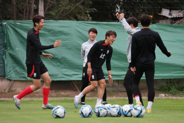 김은중 감독이 이끄는 한국 20세 이하(U-20) 축구대표팀 선수들이 5월 31일 아르헨티나 산티아고 델 에스테로 트레이닝센터 센트럴 코르도바에서 훈련하고 있다. 김은중호는 2일 에콰도르와의 U-20 월드컵 16강전을 치른다. 산티아고 델 에스테로=연합뉴스