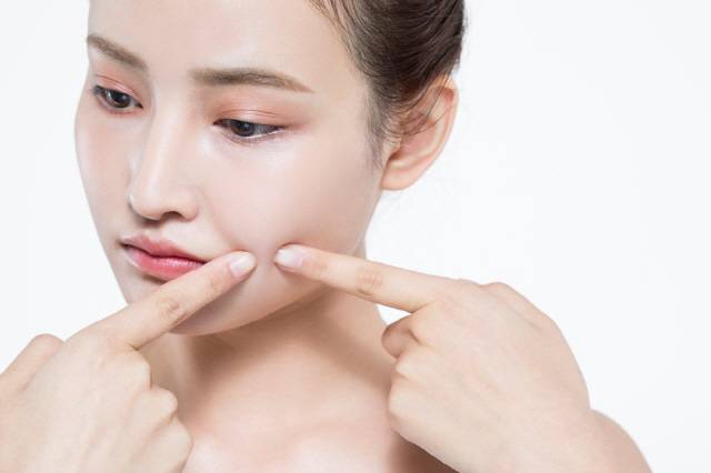 빨갛게 올라온 여드름은 짜면 안 된다./사진=클립아트코리아