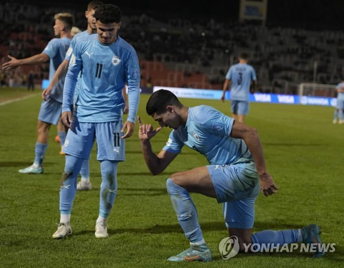 31일 아르헨티나 멘도사 스타디움에서 열린 국제축구연맹 20세 이하 월드컵 16강 이스라엘과 우즈베키스탄의 경기. 이스라엘 아난 칼라일리(오른쪽)가 선제 골을 터뜨린 뒤 세리머니를 하고 있다. AP=연합뉴스