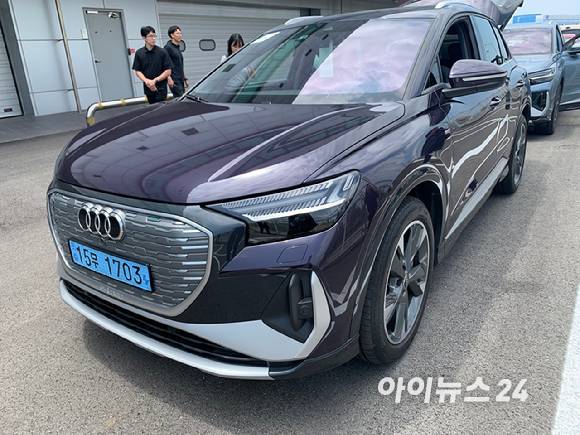 아우디 'Q4 e-트론' 정측면 외관 [사진=김종성 기자]