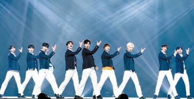 Mnet ‘보이즈 플래닛’을 통해 발탁된 9인조 보이그룹 ZEROBASEONE이 지난 14일 일본에서 열린 ‘KCON JAPAN 2023’에서 공연하고 있다. [사진 CJ ENM]