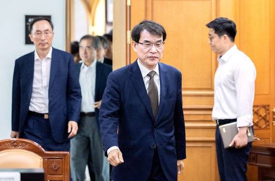 노태악 중앙선관위원장(가운데)이 30일 과천 중앙선거관리위원회에서 고위직 간부들의 자녀 특혜 채용 의혹 관련 대응 방안 등을 논의하기 위해 열린 긴급회의에 참석하고 있다. [뉴스1]