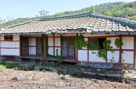 전남 신안군 지도면 금출마을에 폐가가 흉물로 방치돼 있다. 프리랜서 장정필