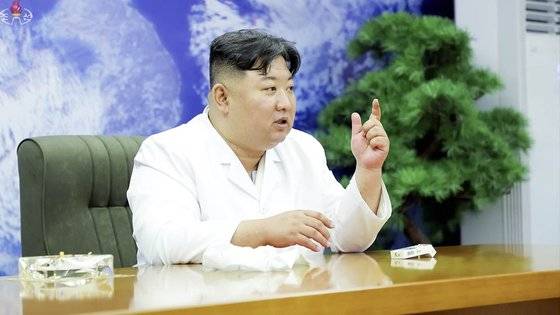북한 김정은 국무위원장은 지난 16일 딸 주애와 함께 '비상설 위성발사준비위원회' 사업을 현지 지도하고 위원회의 '차후 행동계획'을 승인했다고 조선중앙TV가 17일 보도했다. 그러면서 정찰위성 1호기의 조립 상태 점검과 우주 환경시험이 끝났으며, 탑재 준비까지 완료됐다고 전했다. 조선중앙TV 화면=연합뉴스