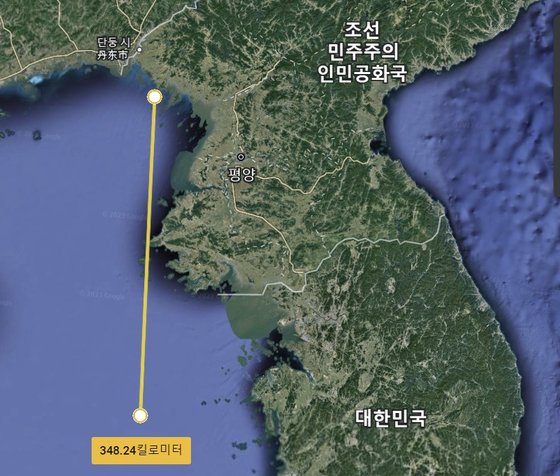 북한이 31일 발사한 '천리마 1형'의 대략적 이동 궤적. 천리마의 1000리는 약 392km인데, 이는 북한의 천리마가 비행한 동창리에서 어청도까지의 대략적 직선거리(약 350㎞)와 거의 일치한다. 구글어스