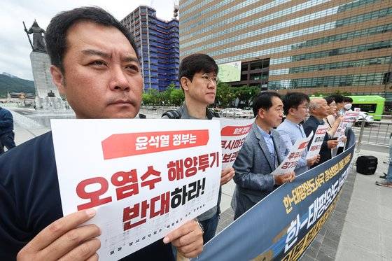 29일 오전 일본 방사성 오염수 해양투기 저지 공동행동 회원들이 서울 종로구 광화문광장에서 윤석열 대통령과 태평양도서국 정상들에 오염수 투기 반대 성명을 촉구하는 기자회견을 열고 팻말을 들고 있다. 사진 연합뉴스