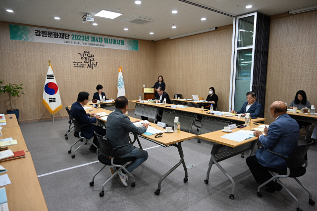 ▲ 강원문화재단(이사장 김별아)은 30일 2023년 제4차 이사회에서 도립극단 통합에 따른 조직정비안을 의결했다.