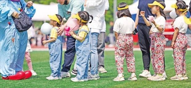 정부가 저출산 문제 해법의 하나로 국민연금의 출산 크레디트 확대 방안을 검토하고 있다. 지난 13일 서울대 인구의학연구소 주최로 서울대 운동장에서 열린 ‘쌍둥이 플러스 홈커밍데이’에서 쌍둥이 세쌍둥이 어린이들이 풍선을 받기 위해 줄을 서서 기다리고 있다.  연합뉴스