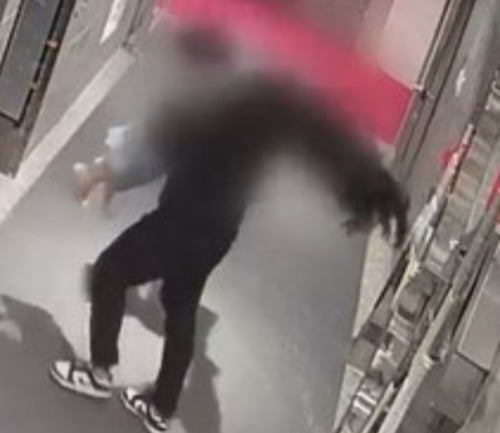 가해 남성이 기절한 여성을 어깨에 둘러멘 뒤, CCTV 사각지대로 사라지는 모습. /사진= JTBC '사건반장' 유튜브 영상 캡처