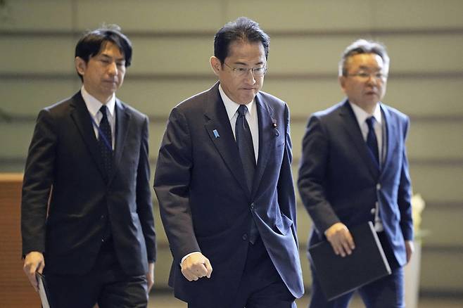 기시다 후미오 일본 총리(가운데)가 31일 오전 도쿄 총리 관저에 들어서고 있다. AP연합뉴스