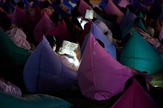 지난 13일 서울 종로구 광화문광장에 조성된 야외 도서관에서 한 시민이 책을 읽고 있다. 서울시 제공