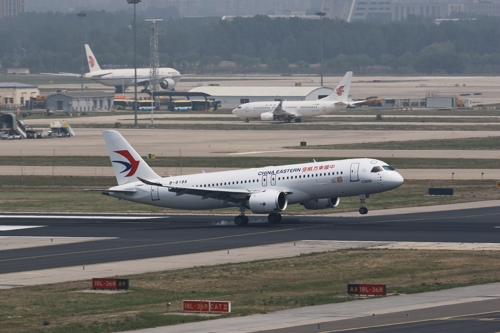 중국이 자체 생산한 C919 여객기가 지난 28일 상하이 훙차오공항을 출발해 베이징 서우두공항에 착륙하고 있다. 신화연합뉴