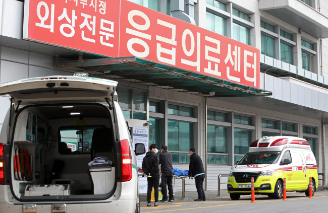 광주 동구 조선대학교병원에서 구급차로 이송된 환자가 응급실로 향하고 있다. 연합뉴스