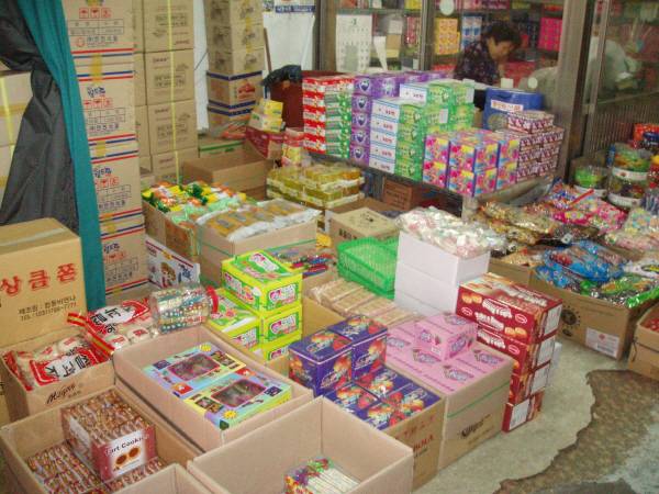 한 도매상에 진열된 과자류 제품. 국제신문DB