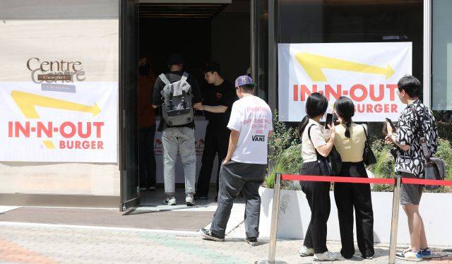 31일 오전 서울 강남구 인앤아웃 버거 팝업스토어에서 시민들이 버거를 맛보기 위해 길게 줄을 서 있다. 뉴시스