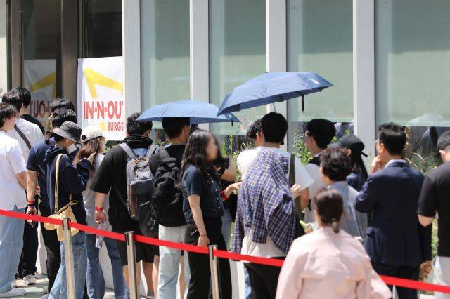 31일 오전 서울 강남구 인앤아웃 버거 팝업스토어에서 시민들이 버거를 맛보기 위해 길게 줄을 서 있다. 뉴시스