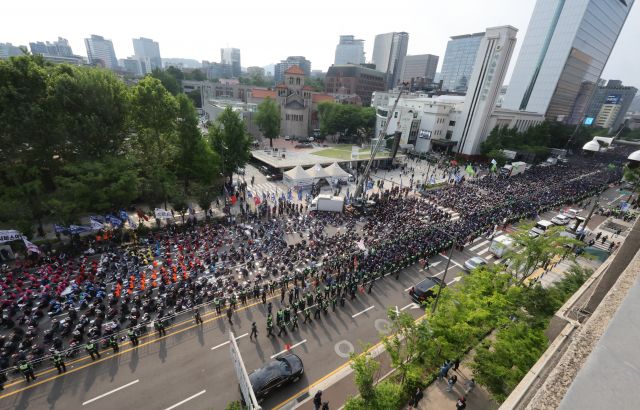 서울 세종로에서 31일 열린 민주노총 노동탄압 중단 총력투쟁대회에서 참가자들이 구호를 외치고 있다. 연합뉴스