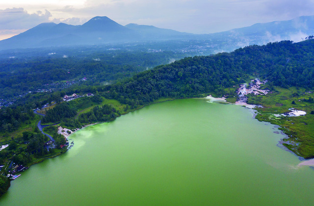 하얀 연기를 뿜고 있는 화산을 품은 리노우 호수.