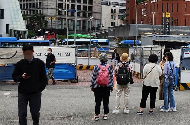 31일 북한이 남쪽 방향으로 우주발사체를 발사했다고 합동참모본부가 밝힌 가운데 서울역에서 시민들이 모여 서울지역 경계경보 발령 재난문자를 살펴보고 있다. / 사진 = 연합뉴스