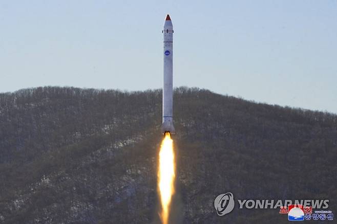 북한이 지난해 12월 정찰위성 관련 시험을 하며 공개한 우주발사체 모습. [조선중앙통신/매경DB]