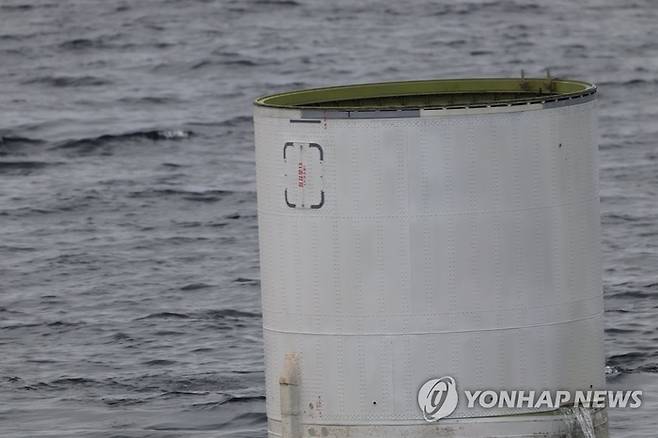 합동참모본부는 북한이 발사한 이른바 우주발사체 일부를 해상에서 인양하고 있다고 31일 밝혔다. 사진은 ‘북 주장 우주발사체’ 일부로 추정되는 물체. [사진 출처 = 연합뉴스]