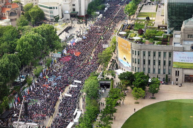 민주노총 조합원들이 31일 오후로 예정된 총력투쟁대회에 참가하기 위해 서울 세종대로로 집결하고 있다.  이승환 기자